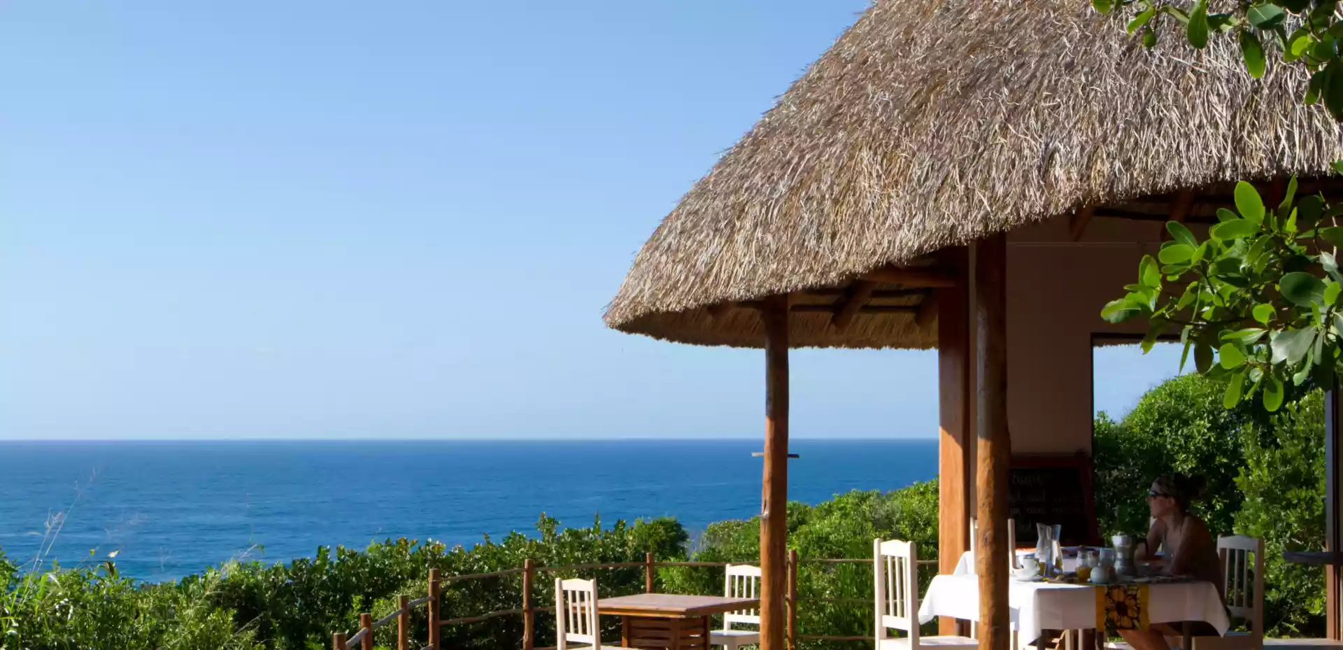 En sjarmerende liten bungalow med stråtak på Dunes de Dovela Eco Lodge. Omringet av frodig natur og med havet og en klar blå himmel som bakgrunn, er dette en perfekt oase for avslapning og fornyelse. Opplev freden og skjønnheten i denne fantastiske destinasjonen for ditt neste eventyr.