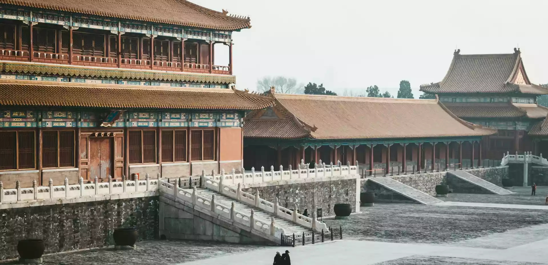 Den forbudte by i Beijing. Tradisjonell kinesisk arkitektur, åpne plasser og grå himmel.