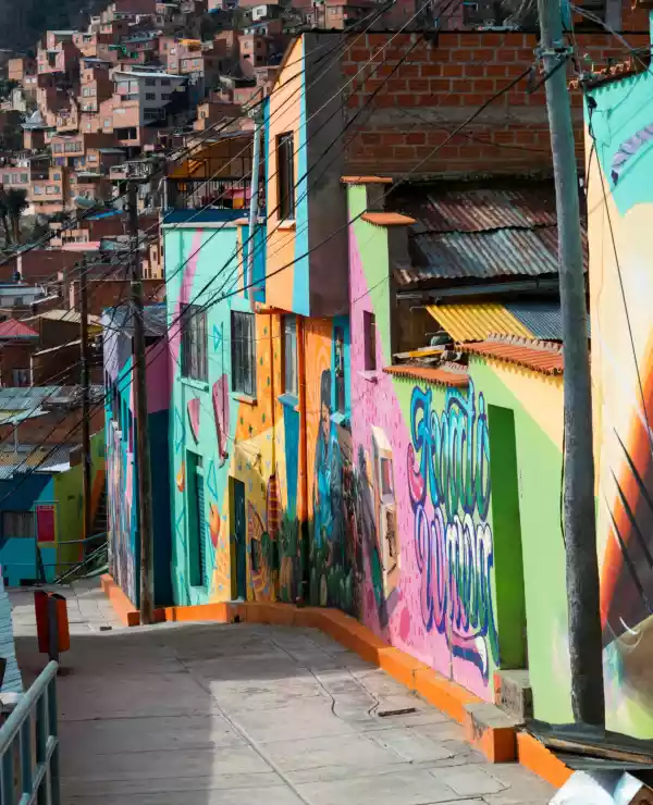 Fargerike små murhus i La Paz