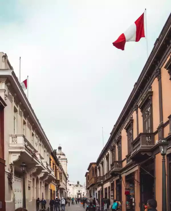 En befolket gate i Lima, omgitt av spansk kolonialsk arkitektur.